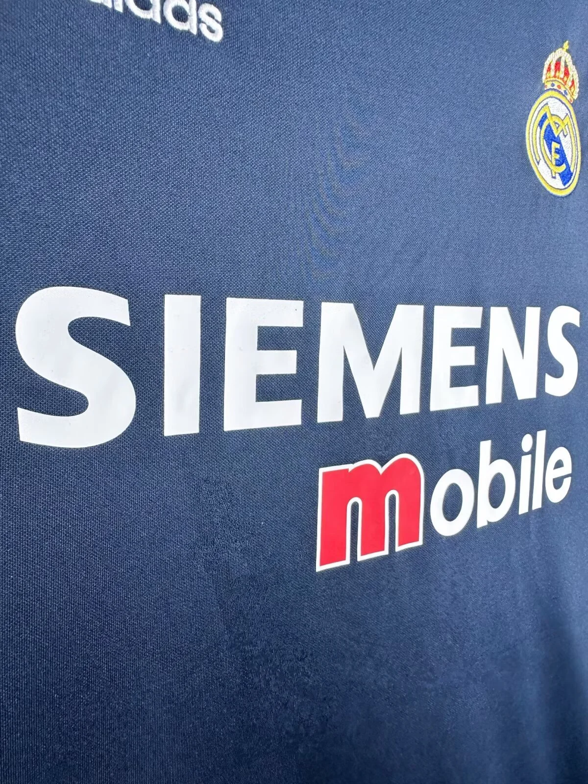 Camiseta Real Madrid Visitante 2003/2004 retro foto 5